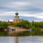 В позапрошлом году возле пристани восстановили деревянную церквушку во имя Праведного Василиска Сибирского.
