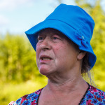 Сельский староста Алевтина Борисовна Ворошилова мечтает, что почта когда-нибудь привезет молоко: «Коров нам не под силу держать». 