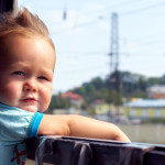 При перевозке детей железнордорожным транспортом, постарайтесь создать для ребенка наиболее комфортную обстановку. Фото: с сайта www.virhos.net.