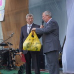 Подарки вручет глава Североуральска Борис Меньшиков.