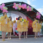 Шоу "Радуга талантов". В желтом выступали представители социального приюта. Фото предоставлено Оксаной Людвиченко.