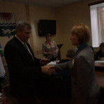 Алексей Сафонов поздравляет Ирину Сентюрёву, избранную депутатом Думы Сосьвинского городского округа.