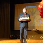 Рустам Сейтмагамбетов, руководитель сосьвинского отделения ЛДПР, презентовал учителяя торт.