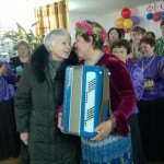 Жительница деревни Маслова подарила коллективу из соседнего Поспелково гармонь.
