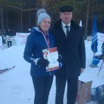 Глава Сосьвы Алексей Сафонов награждает победителей "Лыжни России". 