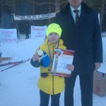 Глава Сосьвы Алексей Сафонов награждает победителей "Лыжни России". 