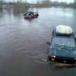 В конце апреля паводковые воды затопили автодорогу Гари - Сосьва. В водяной ловушке оказались автомобили, которые не смогли преодолеть водяной барьер. Фото: пожарная часть Сосьвы.