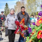 К памятнику павшим в войне возложили цветы.