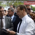 23 мая 2016 года. Феодлосия. Дмитрий Медведев общается с жителями. Фото: скринщот с видеозаписи