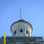 Обрывки триколора на шпиле здания бывшего управления. Все фото: Глеб Колесов.