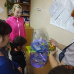 Марина Рябова и Виктория Елсукова подарили волнистых попугайчиков с клетками семьям Лушниковых и Жигаловых