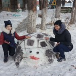 Всем хотелось сфотографироватьс на память со снежными друзьями.Фото: Виолетта Худякова.