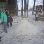 Перед началом творческого процесса нужно было создать снежную гору.Фото: Виолетта Худякова.