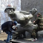 4 мая сотрудники сосьвинской колонии отремонтировали два памятника Героям войны. Все фото предоставлены пресс-службой ГУФСИН России по Свердловской области.